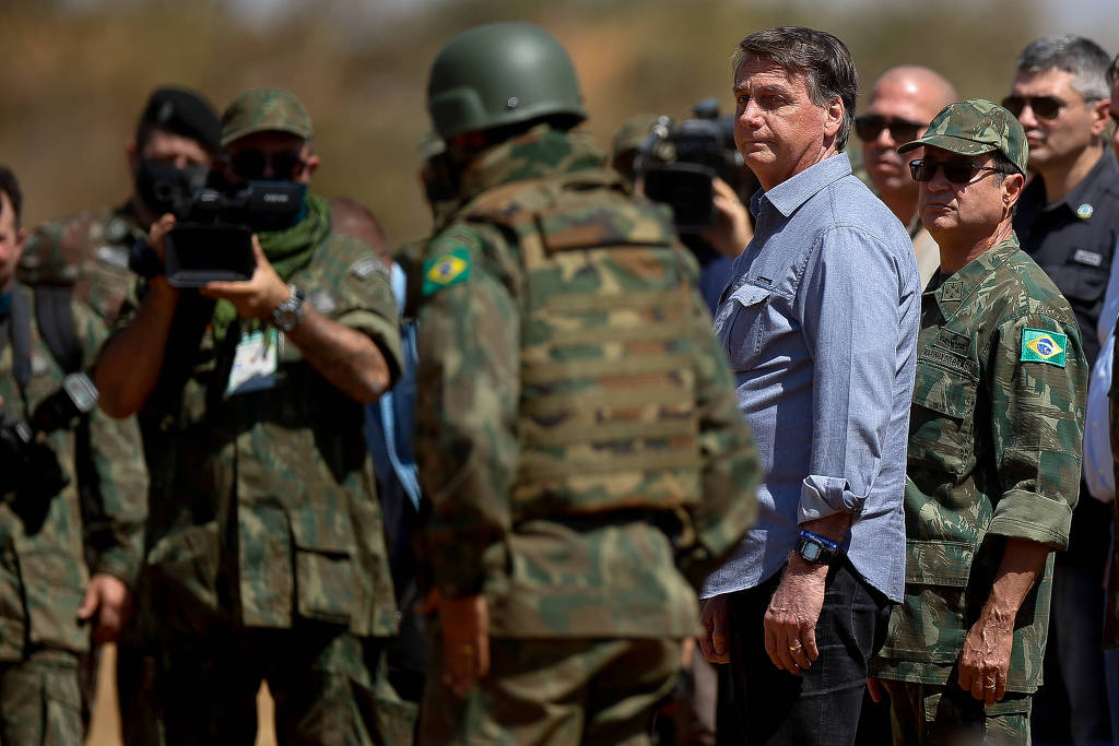 O presidente Jair Bolsonaro em exercício da Marinha, em Formosa (GO)
