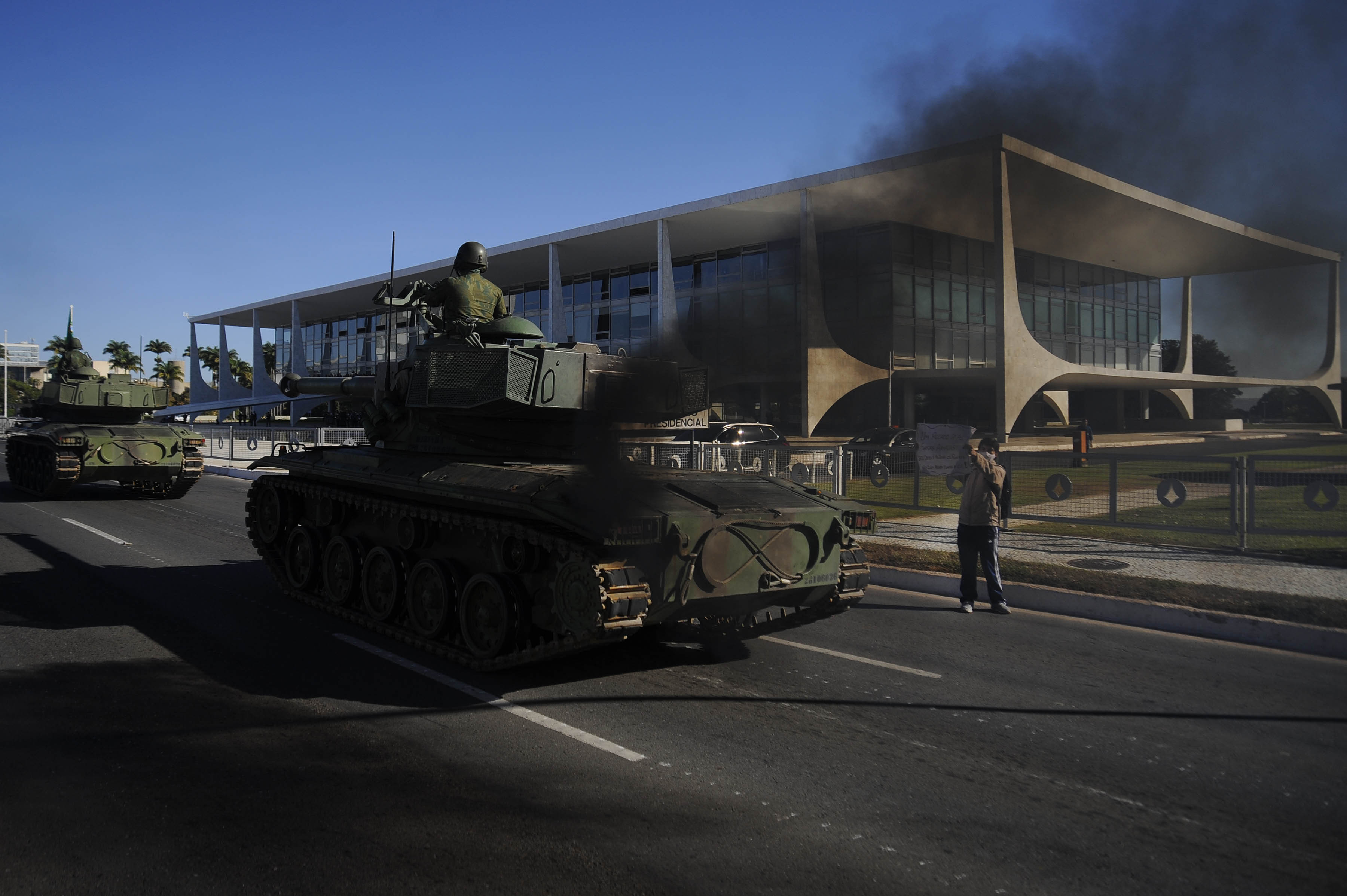 Único tanque do desfile de Bolsonaro chama atenção com fumaça preta Único tanque do desfile de Bolsonaro chama atenção com fumaça preta