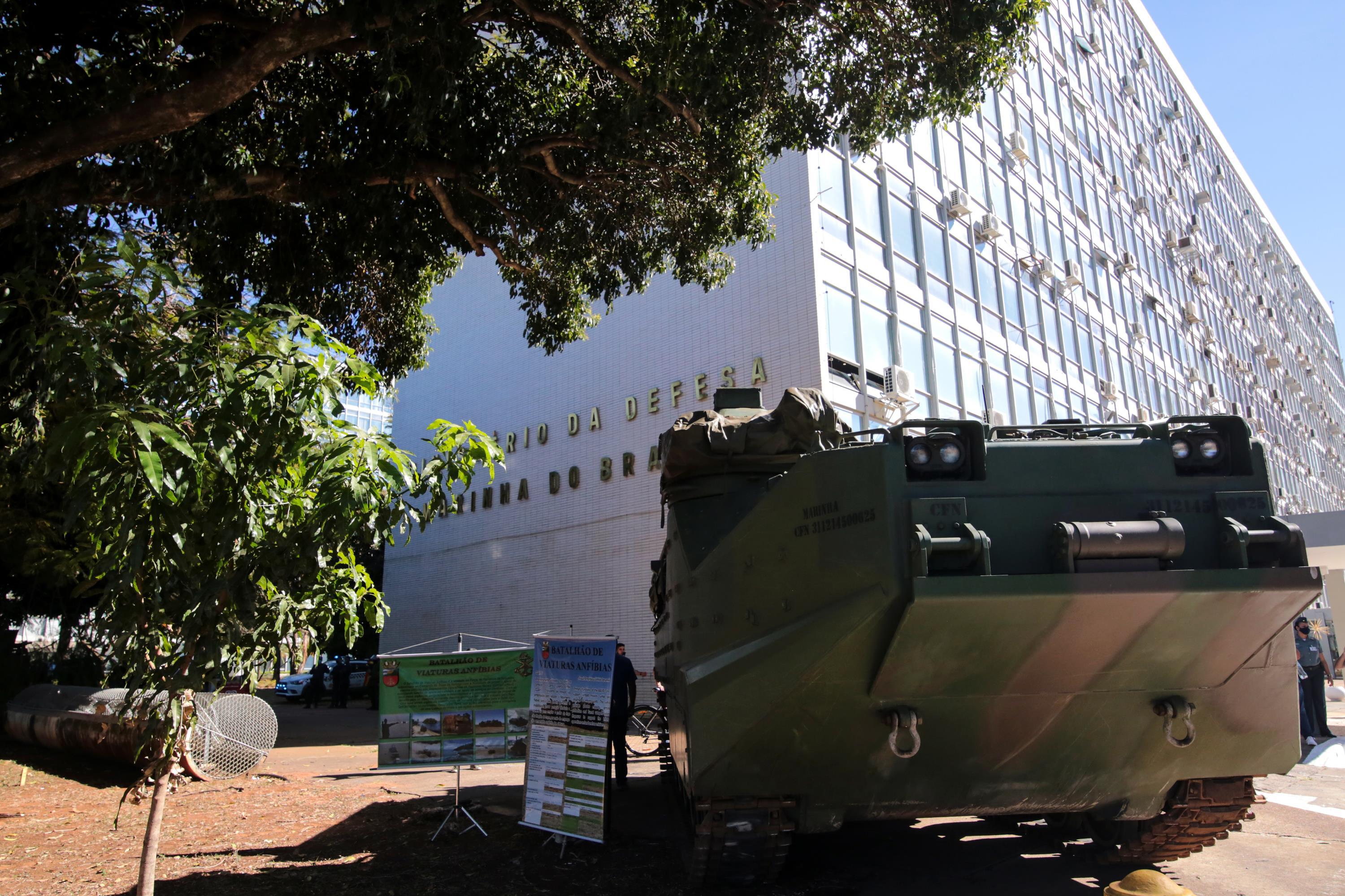 Apoiadores do presidente Jair Bolsonaro estão na frente do Palácio do Planalto, em Brasília (DF), nesta terça-feira (10)