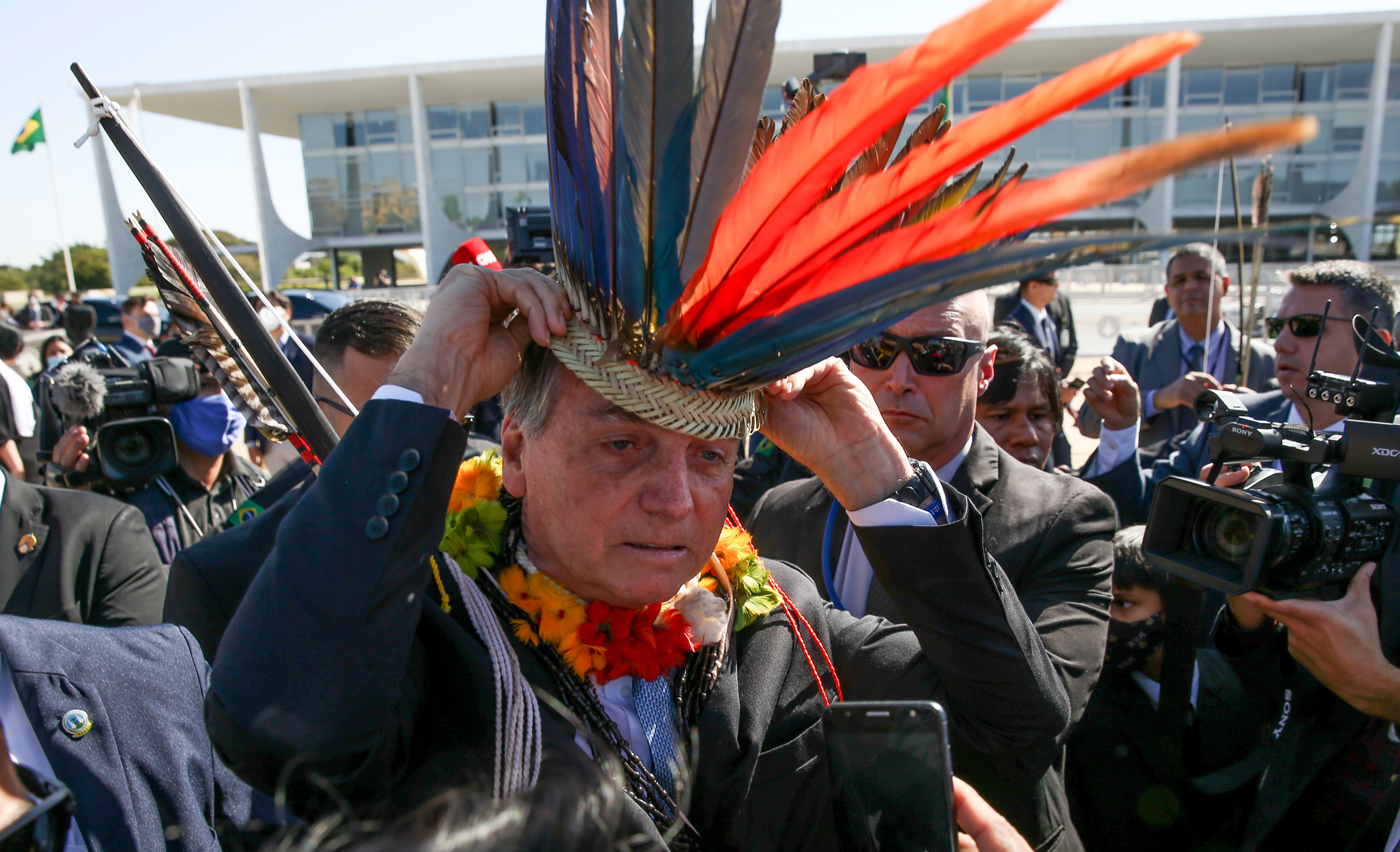  Bolsonaro promove aglomeração com indígenas pró-governo