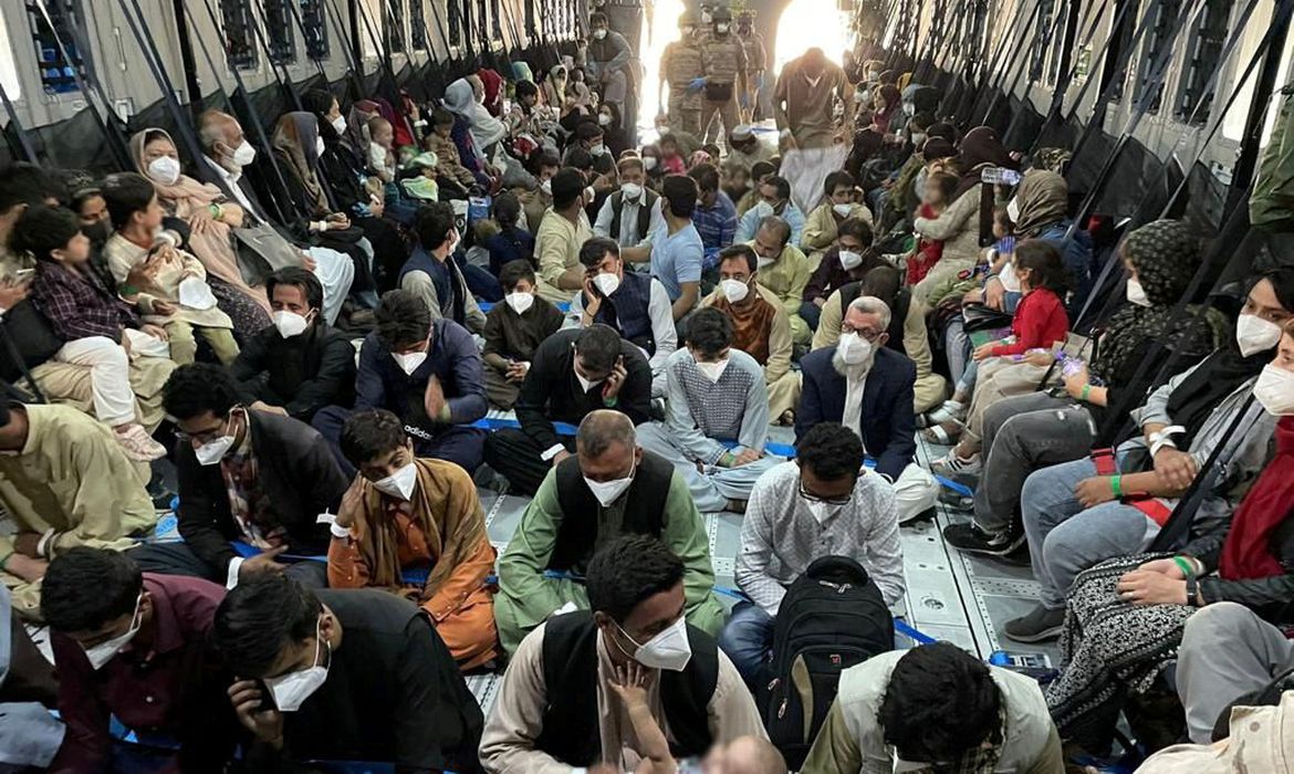 Explosões no aeroporto mataram pelo menos 85 pessoas