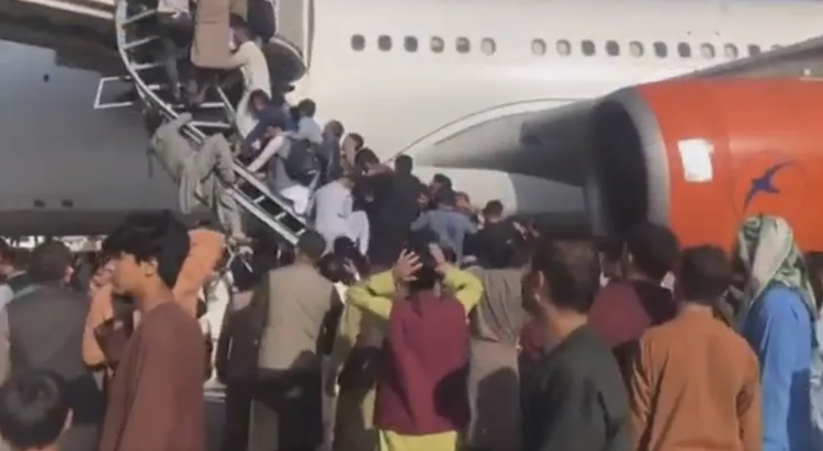 Afegãos morrem a tiros no aeroporto de Cabul e ao subirem em avião americano