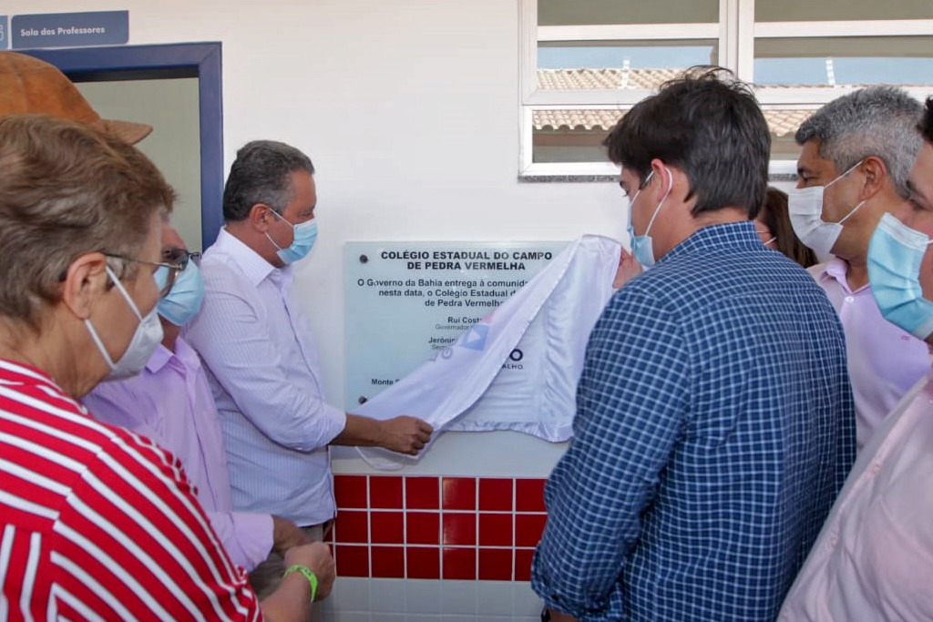 O governador ainda entregou 100 barracas de feira à administração municipal, com recursos de R$ 71 mil O governador ainda entregou 100 barracas de feira à administração municipal, com recursos de R$ 71 mil