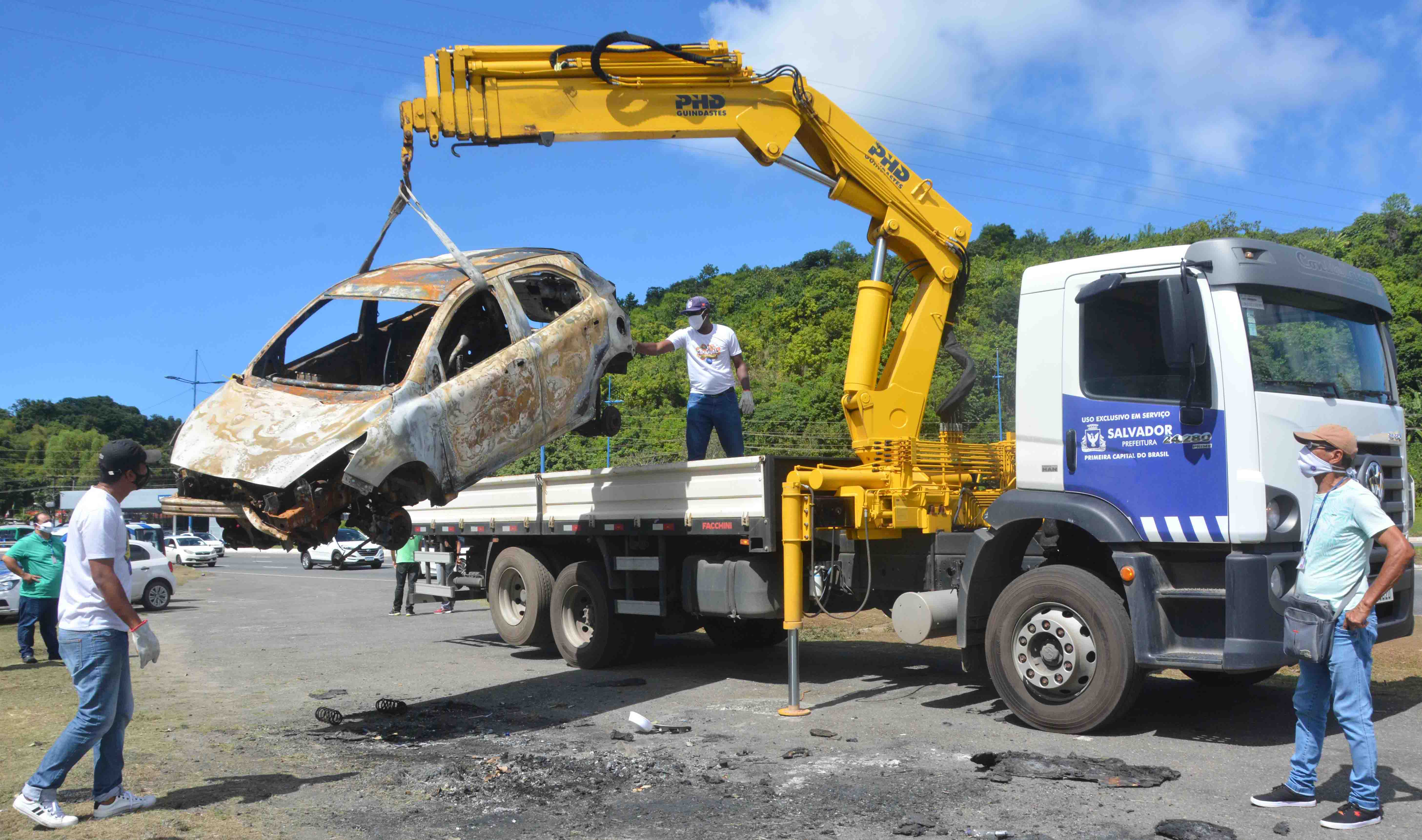 Na operação, foram utilizados um carro munck, para retirada de veículos pesados