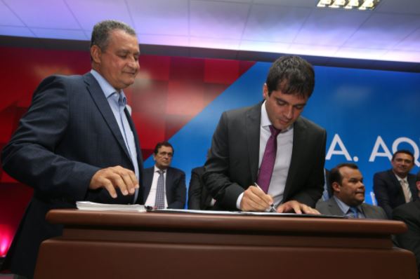 Governador Rui Costa e Lucas Costa durante posse do pedetista na Secretaria da Agricultura, em fevereiro de 2019