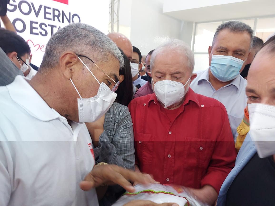 Lula recebe documento elaborado por sindicato contra a Reforma Administrativa