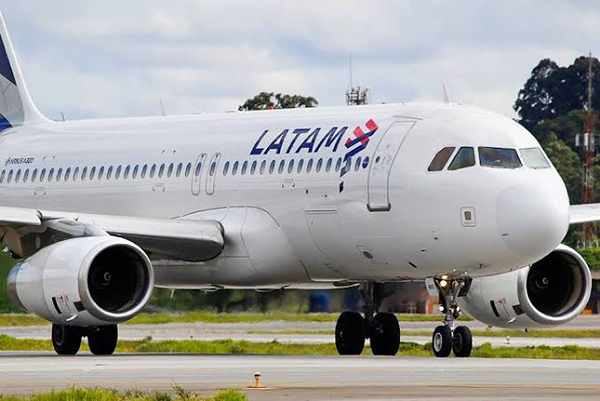 Avião da Latam em manobra para decolagem Avião da Latam em manobra para decolagem