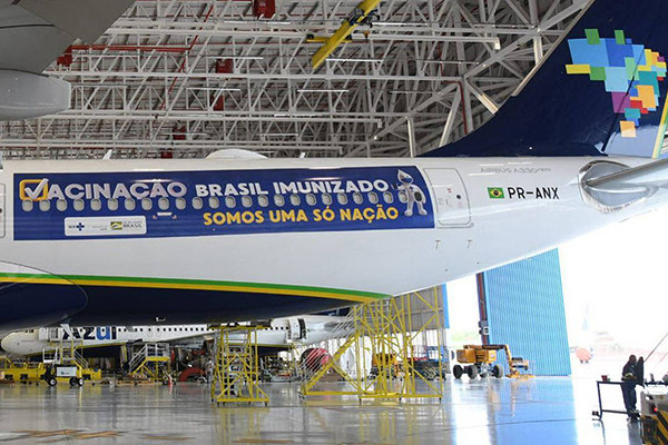 Avião da Azul foi adesivado para viagem na qual deveria buscar vacinas de Oxford e AstraZeneca na Índia