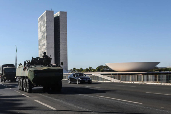 Desfile de tanques da Marinha na Esplanada dos Ministérios nesta terça-feira, 10