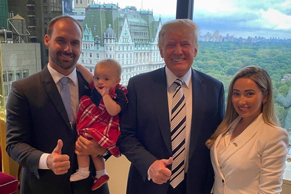 O deputado federal Eduardo Bolsonaro se encontrou com o ex-presidente dos Estados Unidos Donald Trump