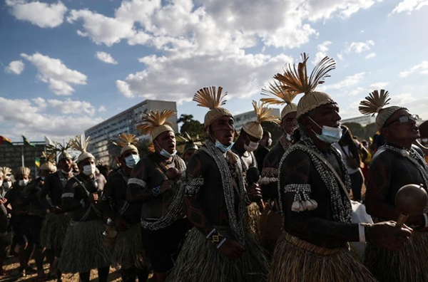 Indígenas protestam contra marco temporal, na Esplanada dos Ministérios