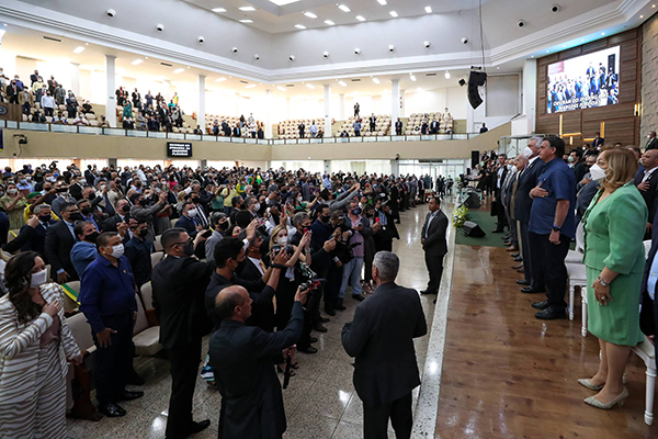 O presidente Jair Bolsonaro (de camisa azul no palco) participa de culto com líderes evangélicos em Goiânia 