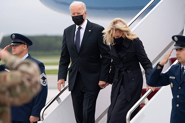 O presidente Joe Biden e a primeira-dama Jill desembarcam em Delaware para cerimônia em homenagem aos soldados mortos no atentado em Cabul 