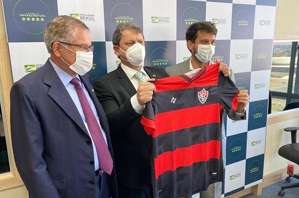 O deputado federal José Rocha (PL) e o filho Manuel Rocha entregam camisa do Esporte Clube Vitória ao ministro da Infraestrutura, Tarcísio Gomes