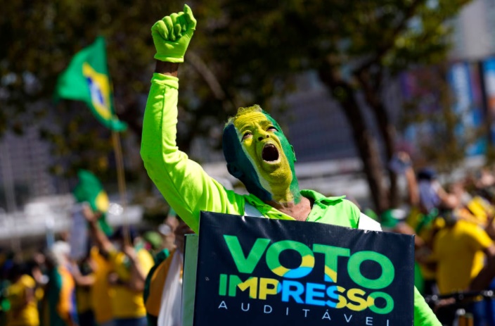 Bolsonarista carrega placa em defesa do voto impresso durante manifestação