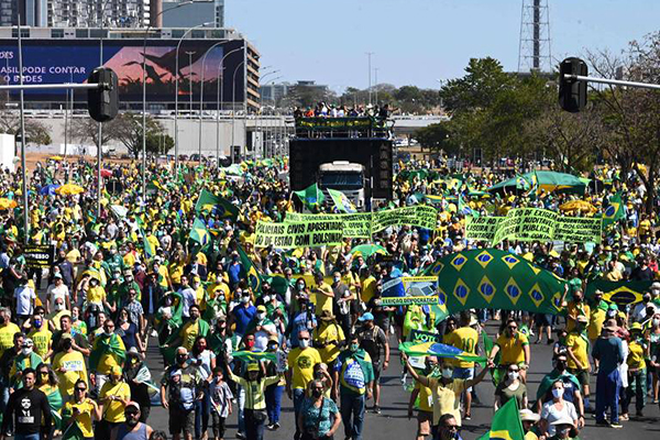 Manifestantes participam de ato em defesa do voto impresso na Esplanada de Ministérios, em Brasília