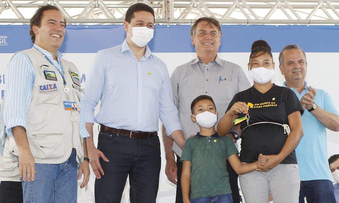 Governo entrega 2,7 mil moradias a famílias de baixa renda no Ceará Governo entrega 2,7 mil moradias a famílias de baixa renda no Ceará