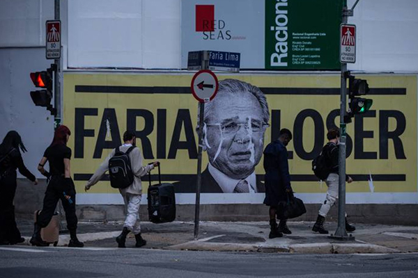Cartazes com o ministro Paulo Guedes na avenida Faria Lima, centro financeiro de São Paulo