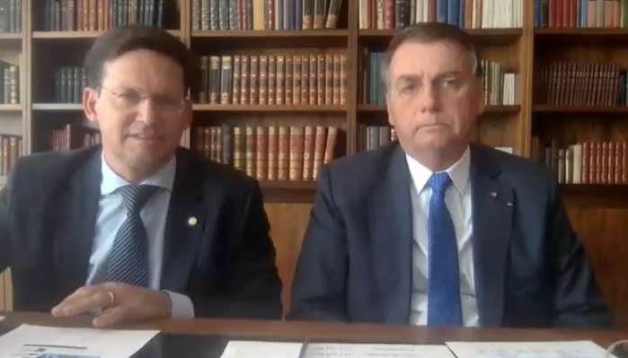 Na imagem, o presidente Jair Bolsonaro e o ministro João Roma, do Republicanos