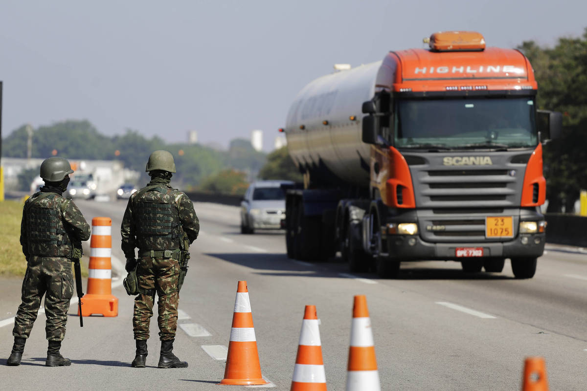 Soldados do Exército garantem trânsito na Dutra, na altura de Jacareí (SP), no fim da greve de 2018 Soldados do Exército garantem trânsito na Dutra, na altura de Jacareí (SP), no fim da greve de 2018