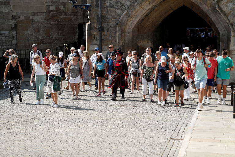 Ingleses visitam a Torre de Londres na reabertura dos pontos turísticos, que haviam sido fechados pela pandemia