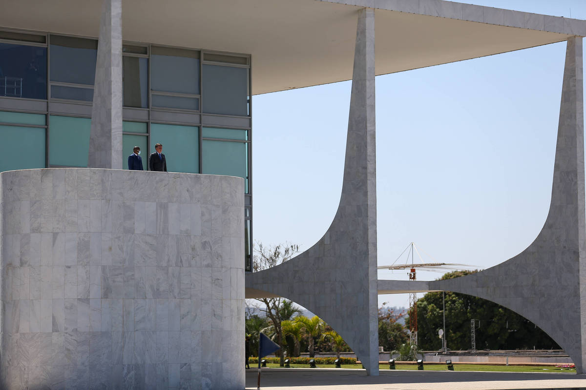 Jair Bolsonaro, acompanhado do presidente da Guiné-Bissau, Umaro Sissoco Embaló, acompanham desfile de tropas no parlatório do Palácio do Planalto