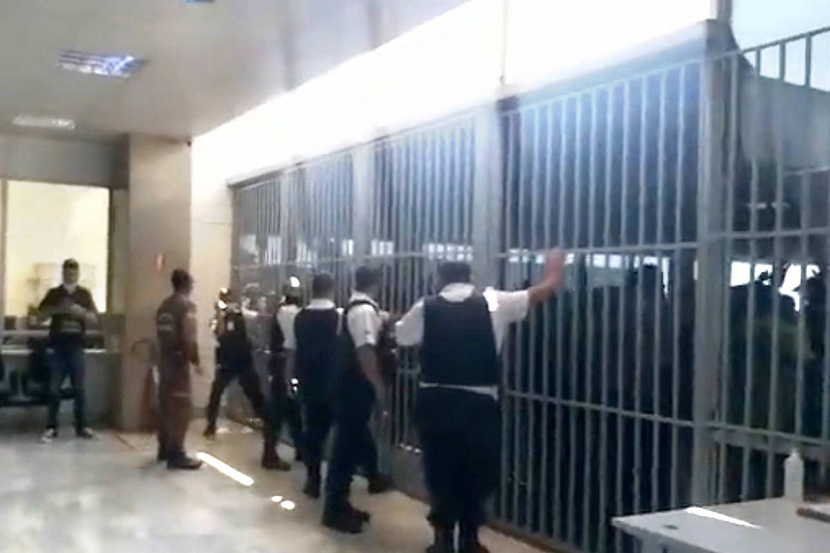 Bolsonaristas tentam invadir Ministério da Saúde em Brasília Bolsonaristas tentam invadir Ministério da Saúde em Brasília