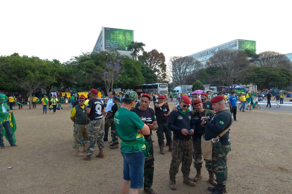 Bolsonaristas mais radicais comparecem com indumentária militar a ato com viés golpista no 7 de Setembro e nos dias seguintes