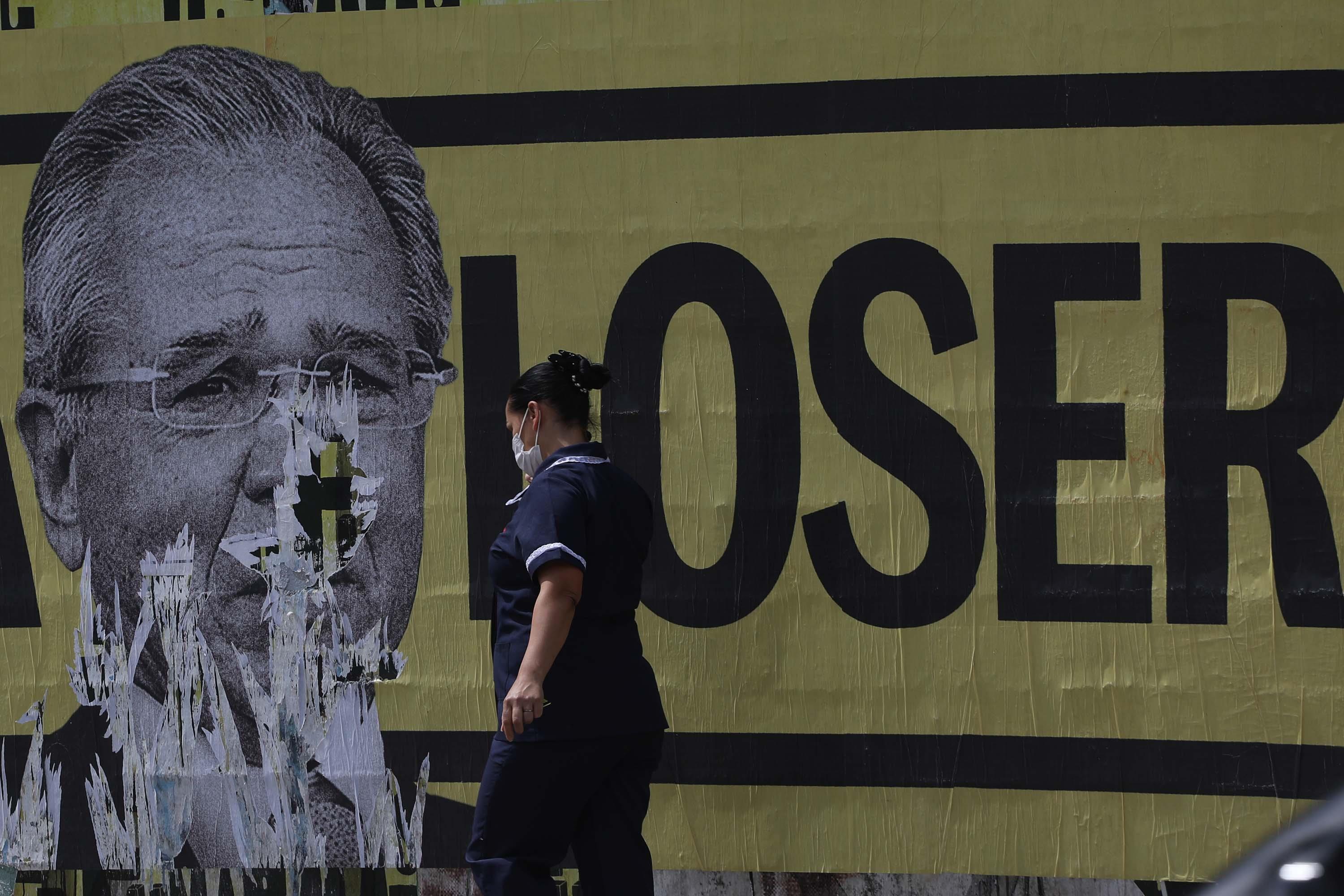 Cartaz de Guedes 'faria loser' é coberto com bandeira do Brasil na avenida Faria Lima Cartaz de Guedes 'faria loser' é coberto com bandeira do Brasil na avenida Faria Lima
