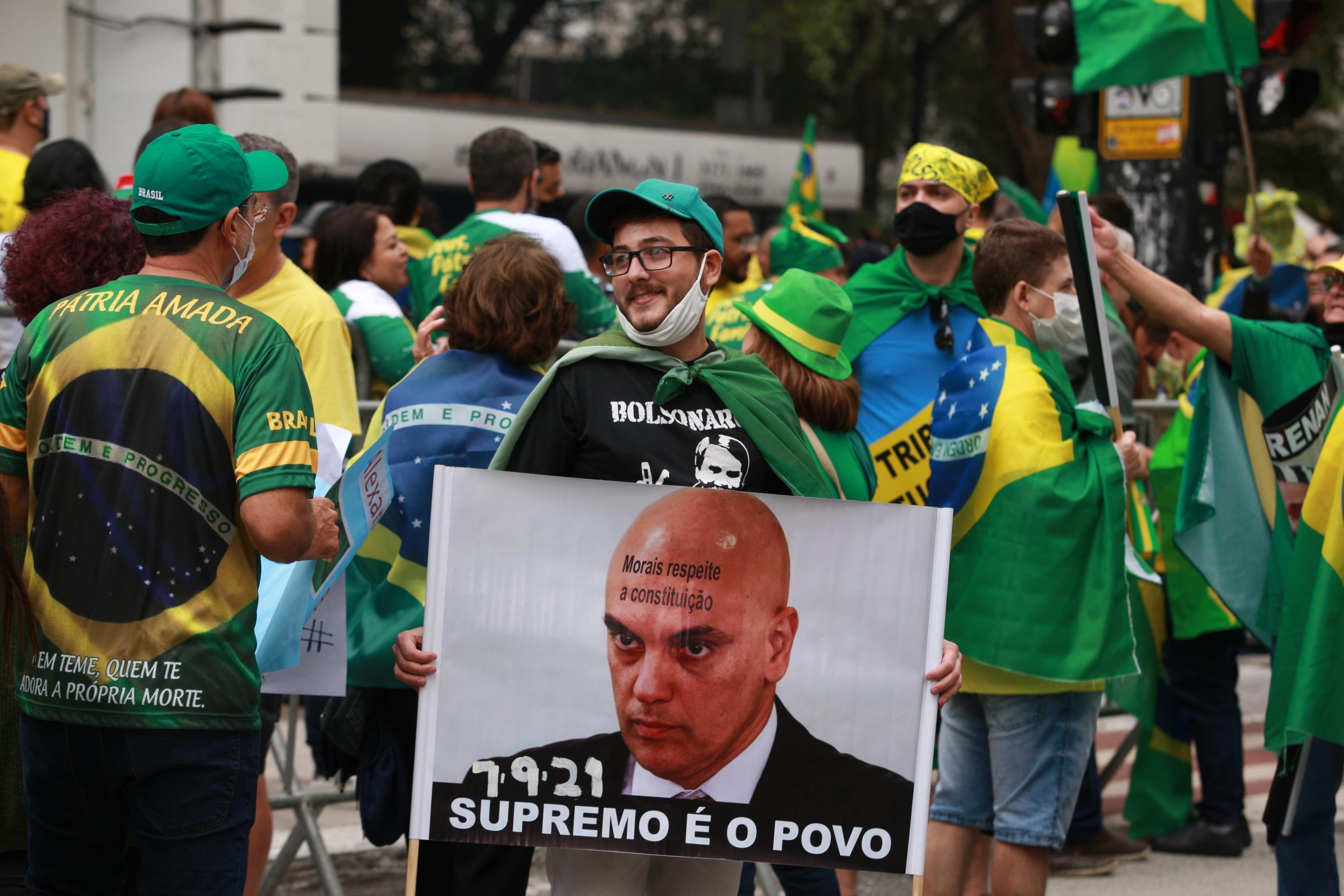 Manifestantes em Brasília pedem golpe e fazem ataques ao Congresso e STF