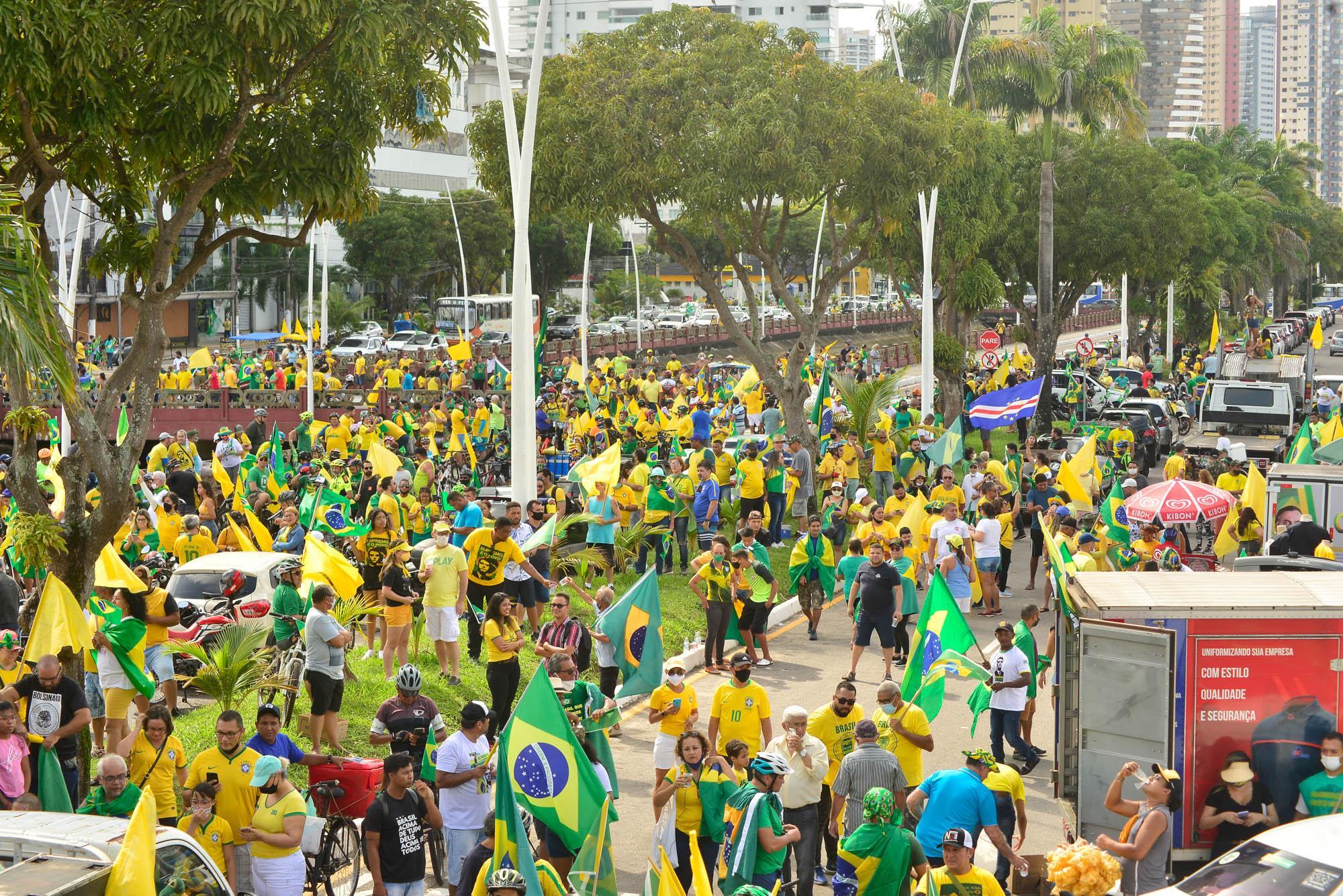 Bolsonaristas agridem com socos jovens que consideraram 'infiltrados