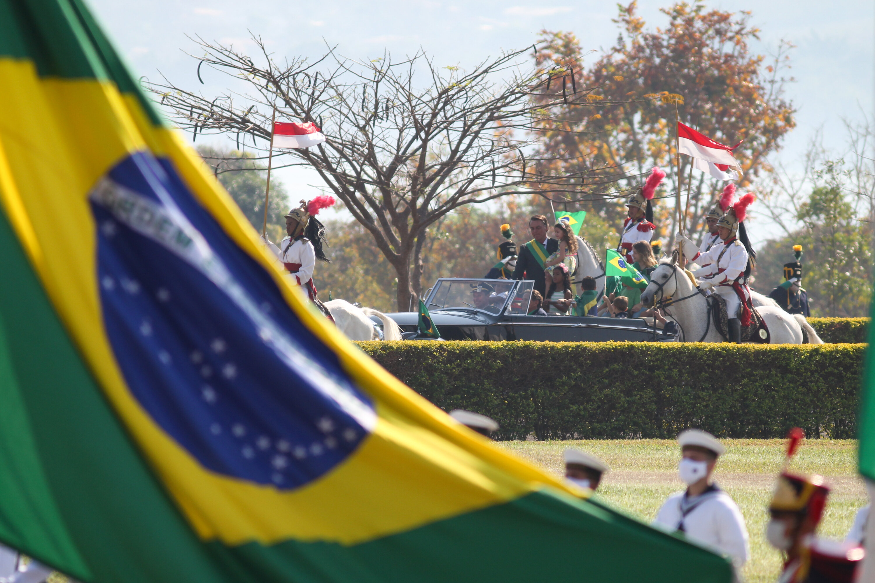 Com presença de ministros e Collor, Bolsonaro participa de hasteamento da bandeira