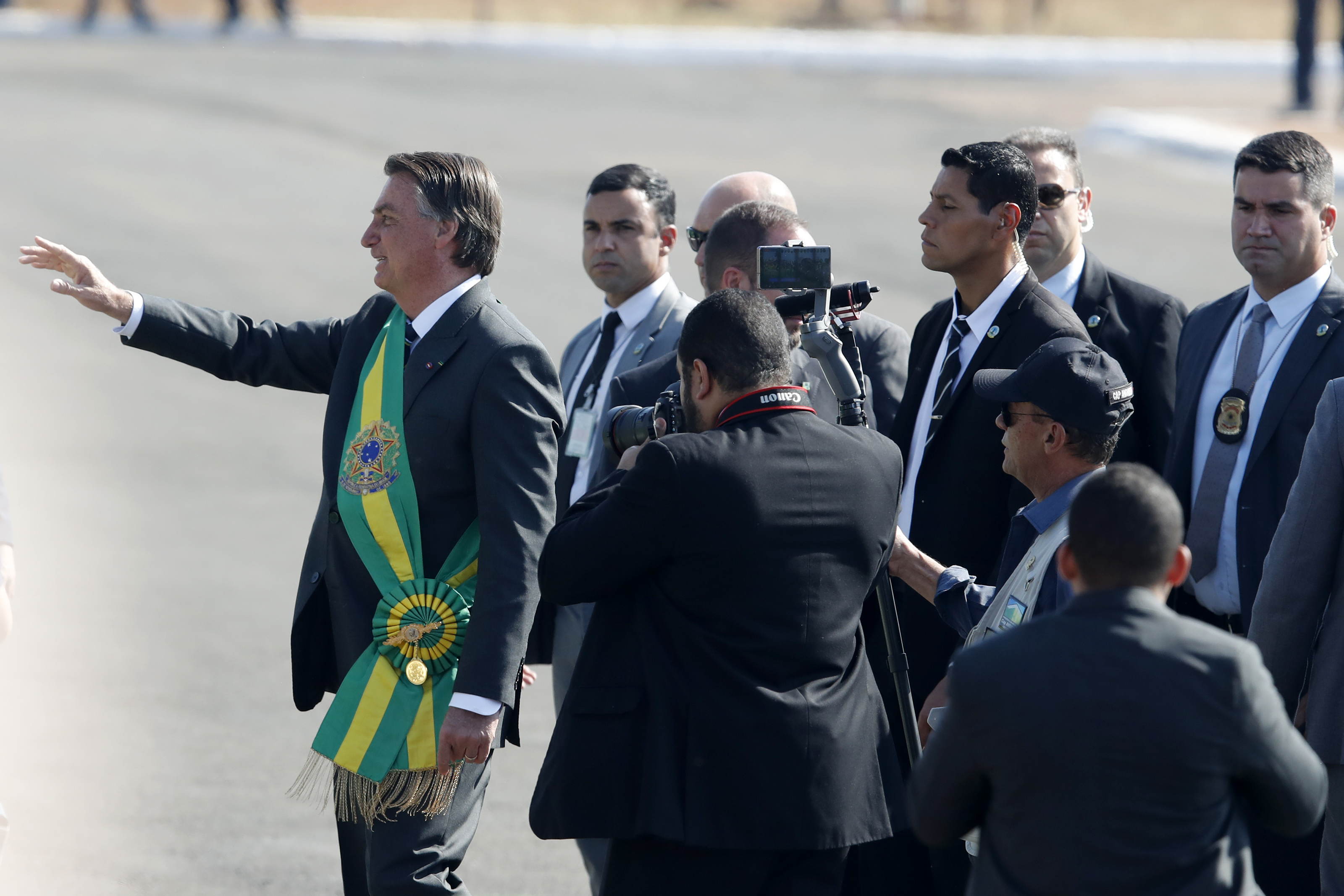 Bolsonaro faz ameaça golpista a STF e Fux em ato com milhares em Brasília