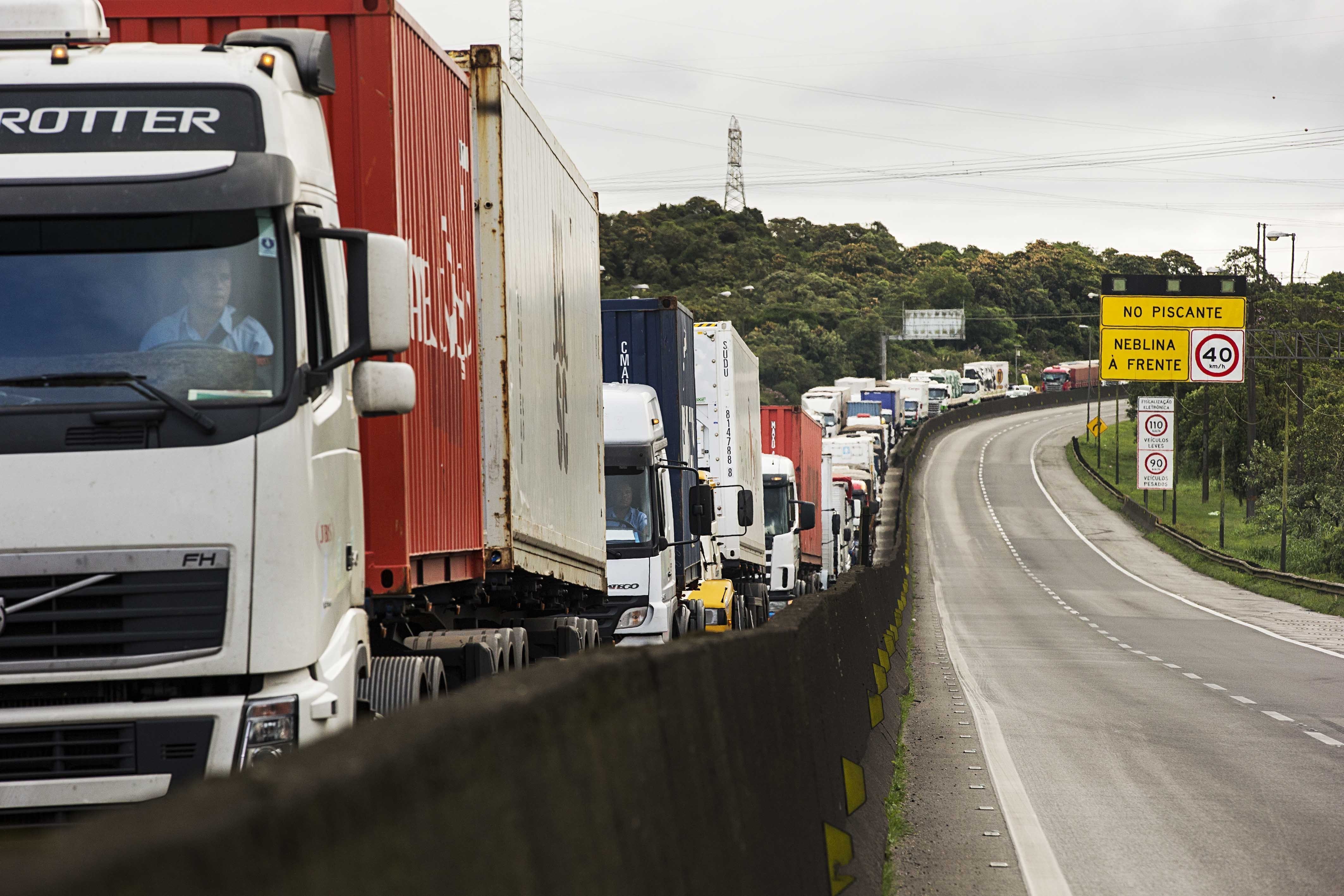 Caminhoneiros fazem fila na Via Anchieta (altura do km 38) sentido Santos