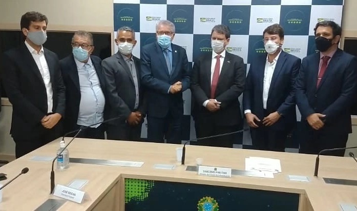 Audiência com a presença do deputado, prefeitos e ex-prefeitos da região oeste, quando o ministro Tarcísio assumiu o compromisso com o asfaltamento do trecho Carinhanha a Cocos Audiência com a presença do deputado, prefeitos e ex-prefeitos da região oeste, quando o ministro Tarcísio assumiu o compromisso com o asfaltamento do trecho Carinhanha a Cocos