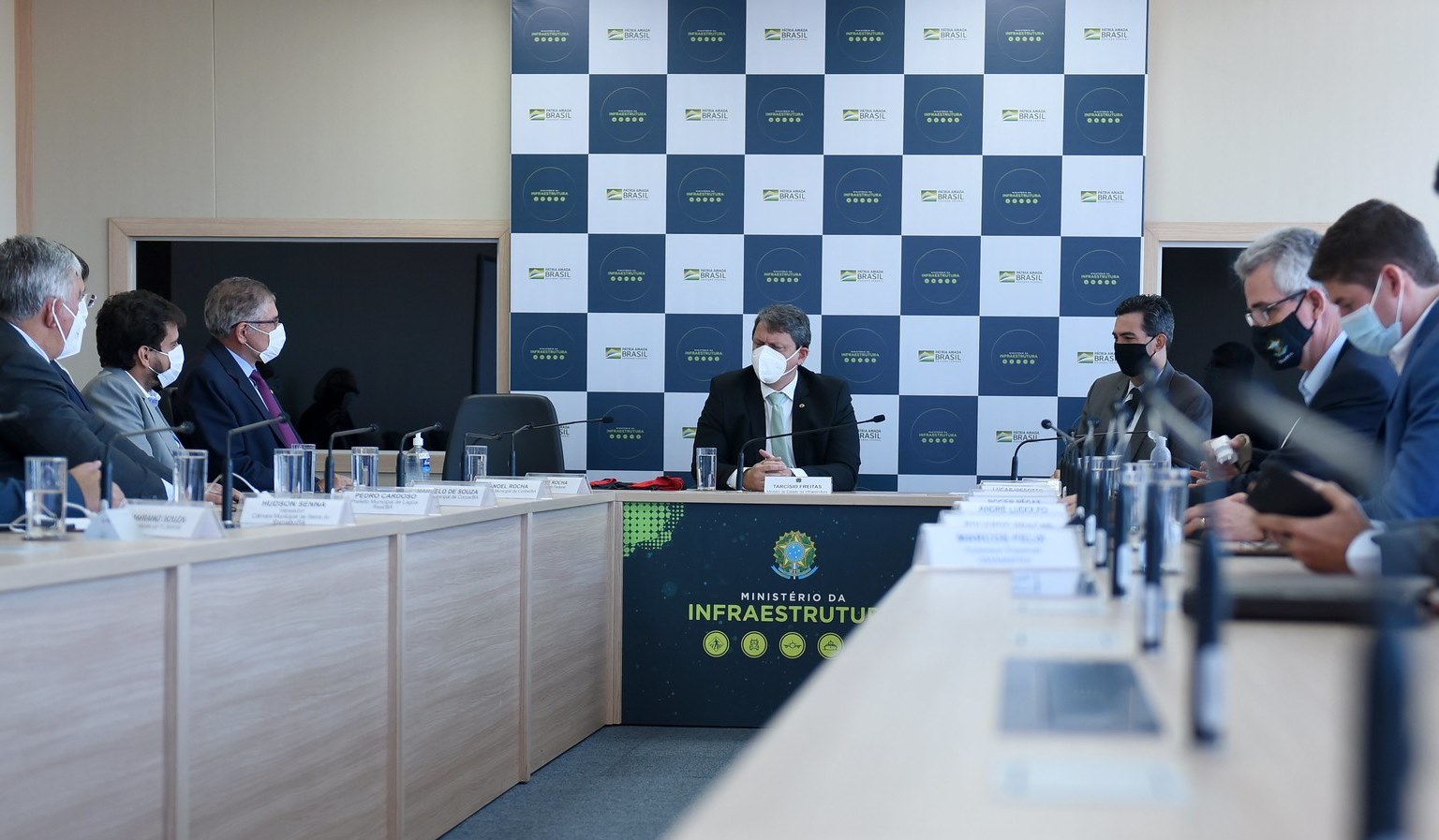 Deputado José Rocha e o ministro Tarcísio Gomes de Freitas em audiência sobre a BR 030 