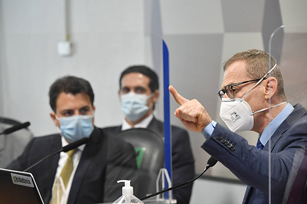 O senador Fabiano Contarato (Rede-ES) se defende de ataque homofóbico feito pelo empresário Otávio Fakhoury (esq.) em rede social