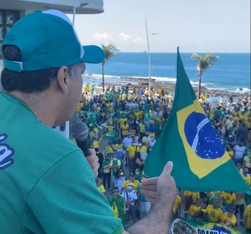 Os apoiadores do presidente Jair Bolsonaro manifestam "pela liberdade que está sendo cerceada no país"