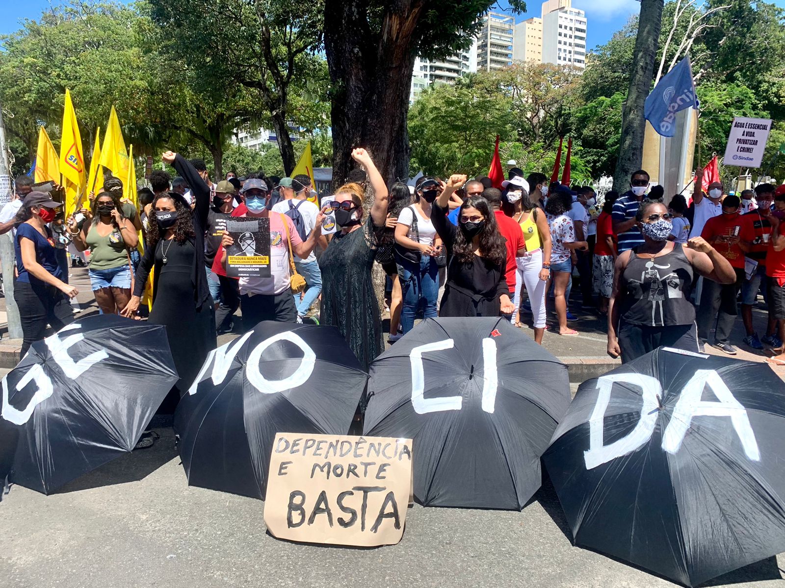 Pessoas protestam contra Bolsonaro no centro de Salvador