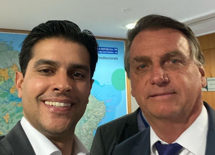 De acordo com fontes deste Política Livre ligadas ao Planalto, o democrata também arrefeceu com o seu apoio público ao Governo Federal nas redes sociais após a saída repentina do seu aliado