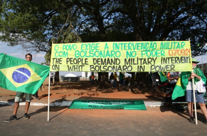 Faixas de apoiadores do presiente Bolsonaro pedindo intervenção militar em frente ao Congresso Nacional Faixas de apoiadores do presiente Bolsonaro pedindo intervenção militar em frente ao Congresso Nacional