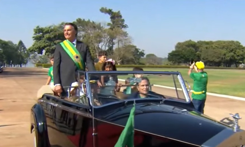 Desde às 9h, os telespectadores e internautas acompanham ao vivo a cerimônia de hasteamento da Bandeira Nacional, no Palácio da Alvorada, com a presença do presidente da República, Jair Bolsonaro Desde às 9h, os telespectadores e internautas acompanham ao vivo a cerimônia de hasteamento da Bandeira Nacional, no Palácio da Alvorada, com a presença do presidente da República, Jair Bolsonaro