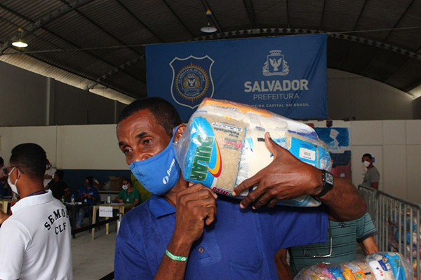 Entrega de cestas básicas do programa Salvador para Todos