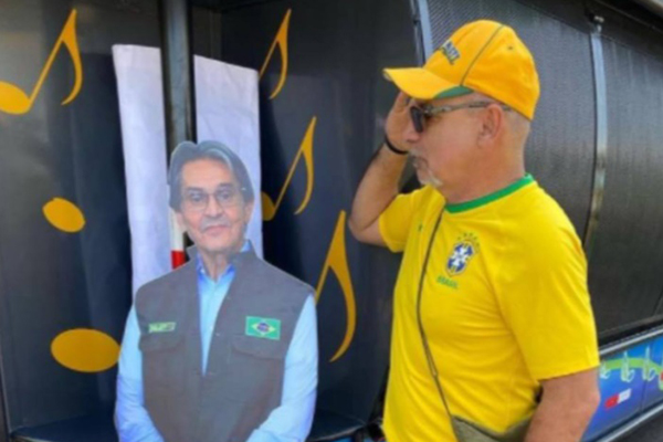 Fabrício Queiroz postou uma foto em que presta continência para um boneco de papelão do presidente do PTB, Roberto Jefferson