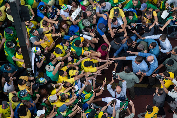 O presidente Jair Bolsonaro cumprimenta apoiadores na avenida Paulista O presidente Jair Bolsonaro cumprimenta apoiadores na avenida Paulista
