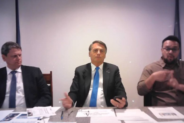 Ao lado de Tarcísio Freitas, Bolsonaro disse que a redução de impostos estaduais pode baixar pela metade o preço do gás de cozinha Ao lado de Tarcísio Freitas, Bolsonaro disse que a redução de impostos estaduais pode baixar pela metade o preço do gás de cozinha