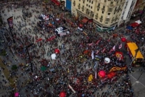 Ato da esquerda no Vale do Anhangabaú, em São Paulo