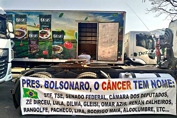 Caminhões bloqueiam a Esplanada e pressionam por invasão para acesso ao STF 