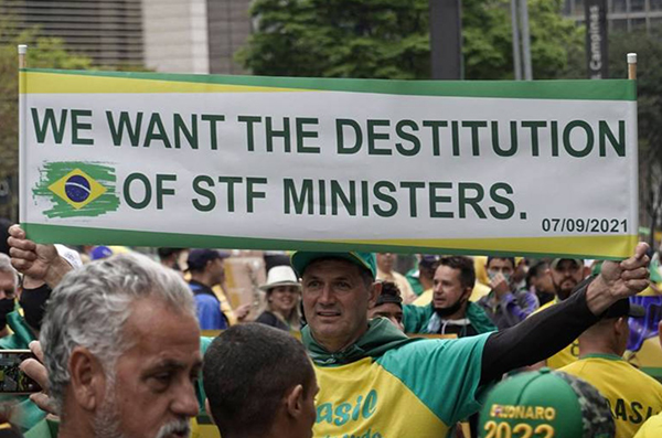 Apoiador do presidente Jair Bolsonaro protesta contra os ministros do STF Apoiador do presidente Jair Bolsonaro protesta contra os ministros do STF