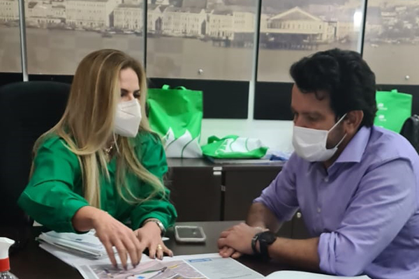A secretária municipal de Ordem Pública, Marise Chastinet, e o vereador Paulo Magalhães Jr.